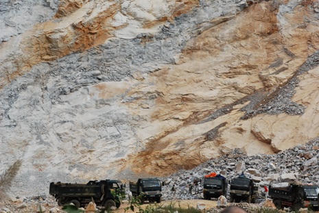 Doanh nghiệp “tố” bị ép mua vật liệu từ mỏ đá khai thác không phép